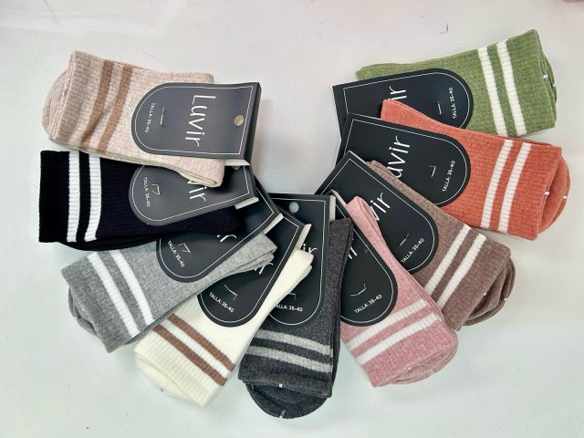 Calcetines Deportivos de colores !!
Talla 35-40
Eres tienda local y quieres trabajar con nosotros?
Contactanos!!!
#luvir #calcetindeportivo #calcetincolores #tiendalocal